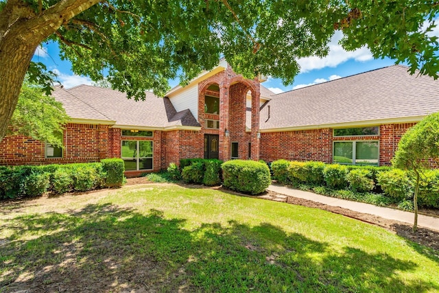 view of front of property featuring a front lawn