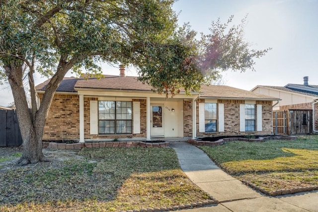 single story home with a front lawn