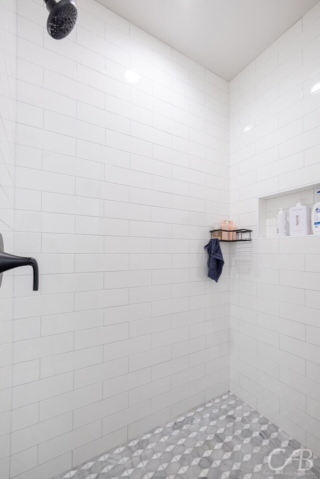 bathroom featuring a tile shower