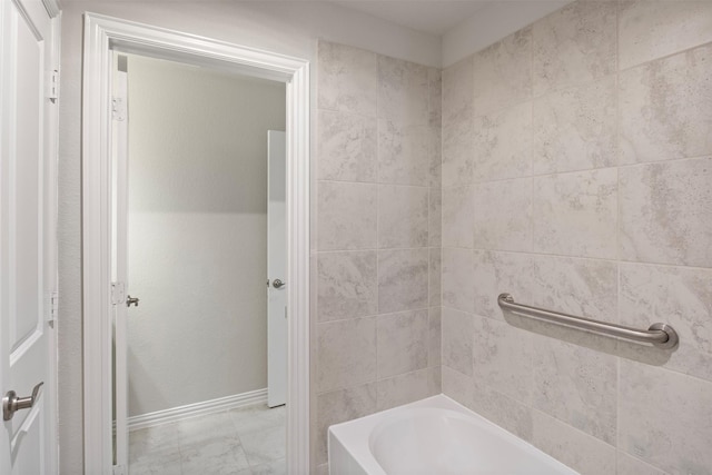 bathroom with tiled shower / bath