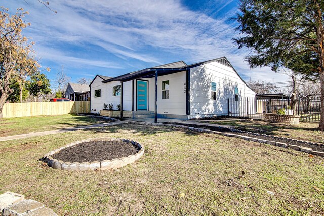 view of front of property with a front yard