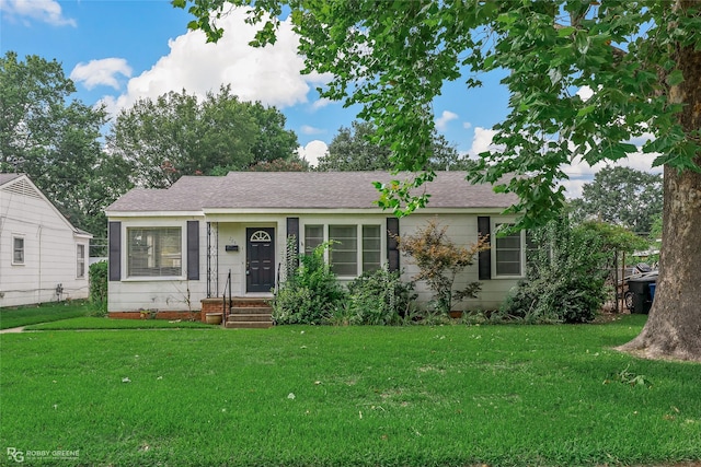 single story home with a front lawn