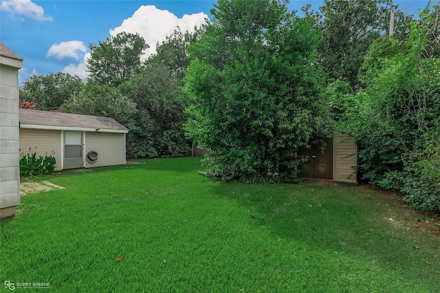 view of yard featuring a storage unit