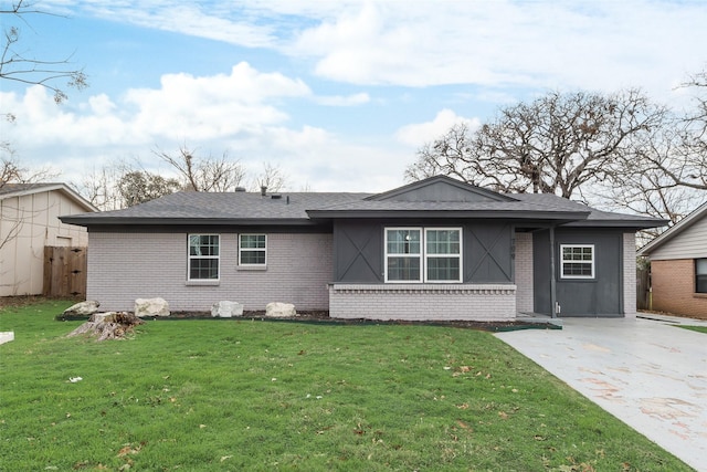 single story home featuring a front yard