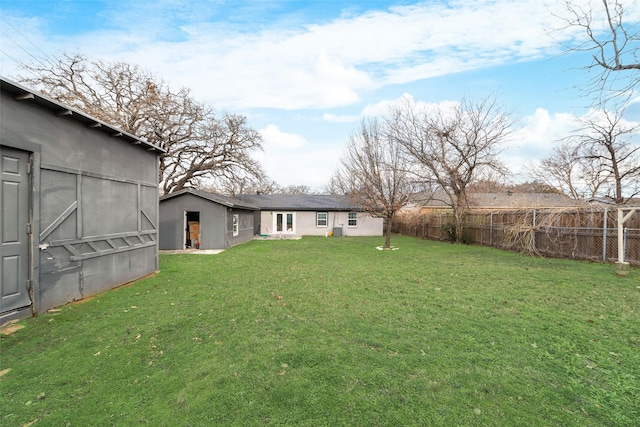 view of yard with an outbuilding