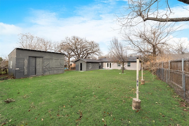 view of yard featuring an outbuilding