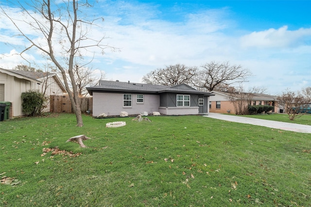 view of front of house featuring a front yard