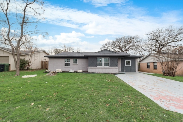 ranch-style house featuring a front yard