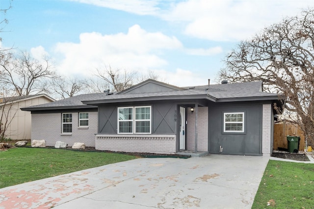 view of front of property featuring a front yard