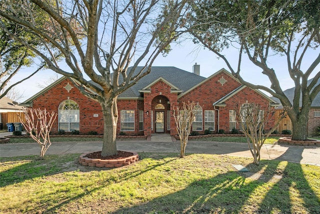 single story home featuring a front yard