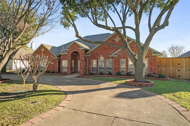 view of front of house featuring a front yard