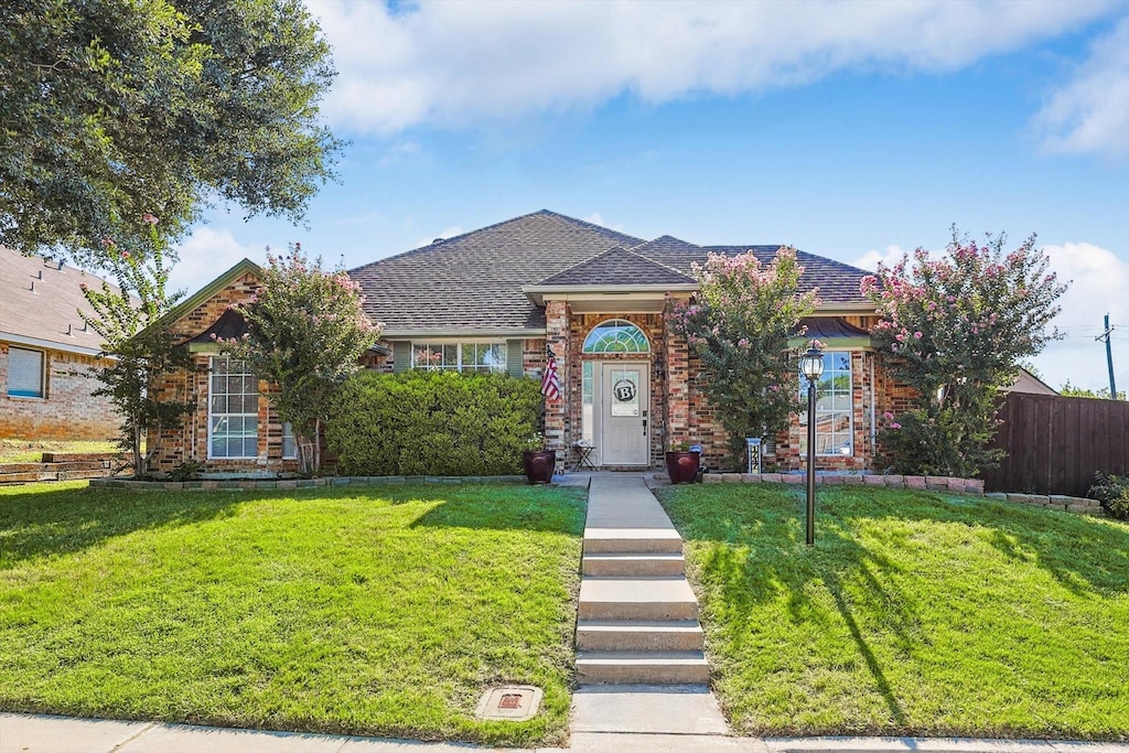 view of front of property featuring a front lawn