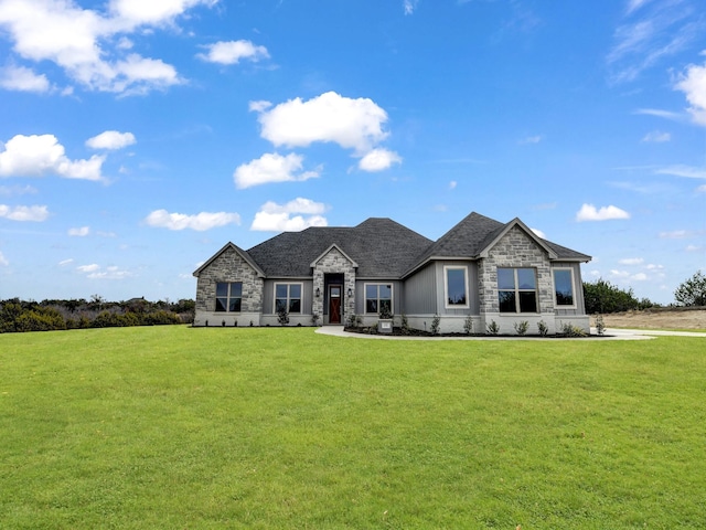 view of front facade featuring a front yard