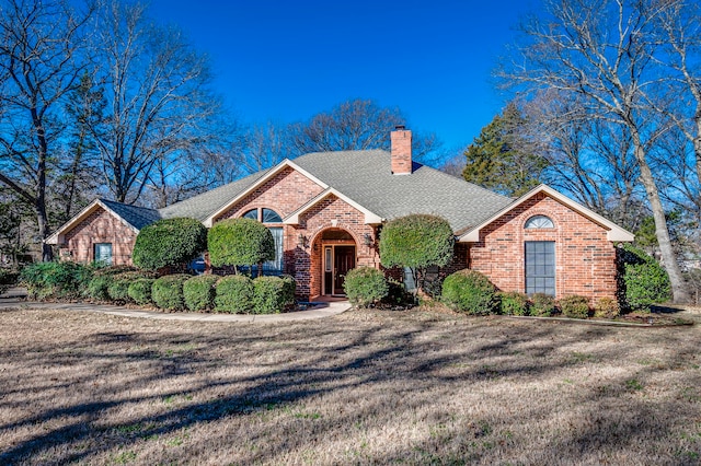 view of front of home featuring a front yard