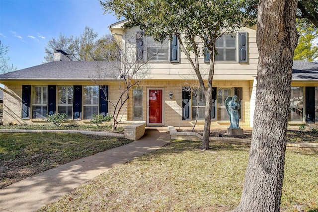 view of front of house featuring central AC unit and a front yard