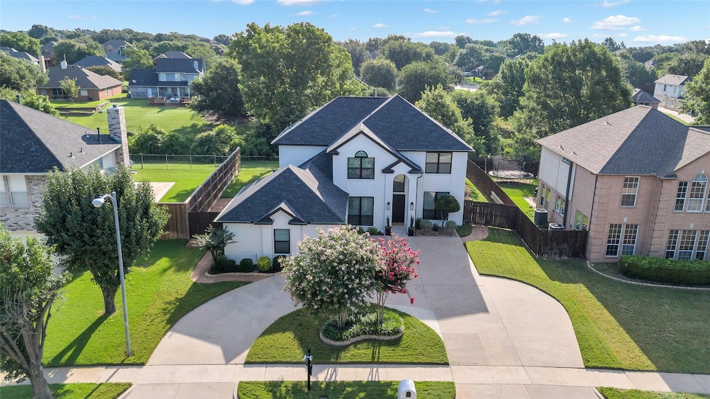 view of front of property featuring a front yard