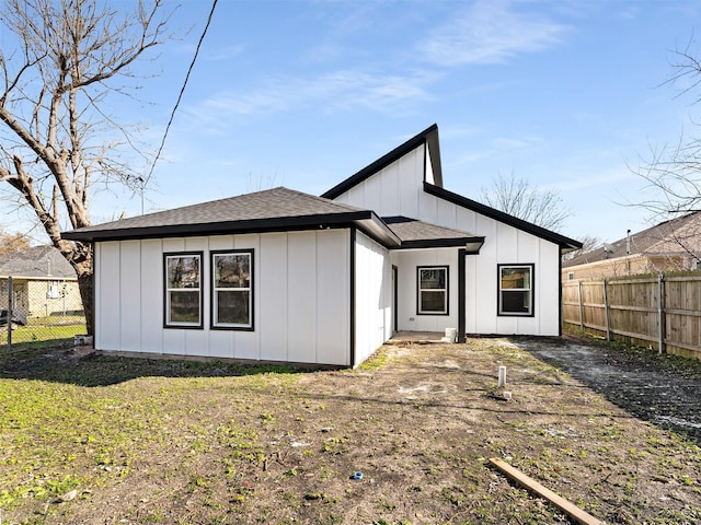 back of house featuring a lawn