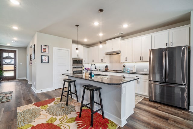 kitchen featuring sink, dark wood-type flooring, a center island with sink, white cabinets, and appliances with stainless steel finishes