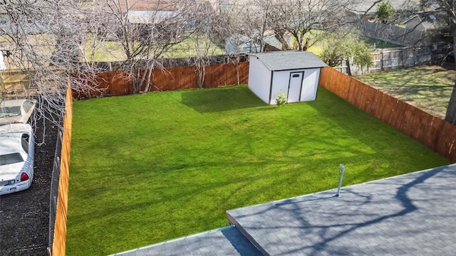 view of yard featuring a storage shed