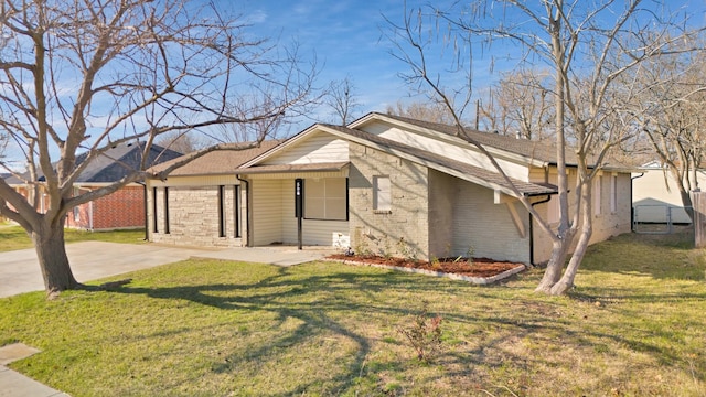 single story home with a front lawn