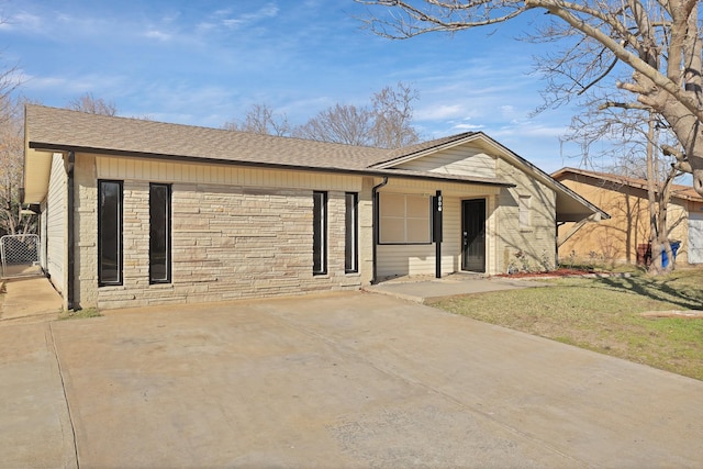 single story home featuring a front lawn