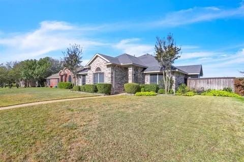 ranch-style home featuring a front lawn