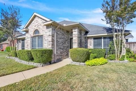 view of front of property featuring a front yard