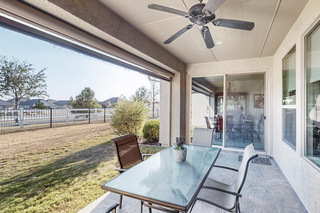 sunroom with ceiling fan