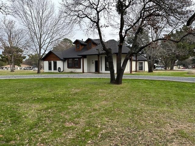 view of front of house featuring a front yard