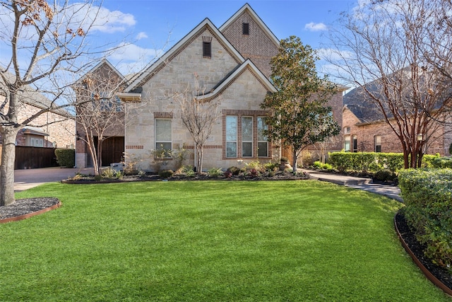 view of front of home featuring a front lawn