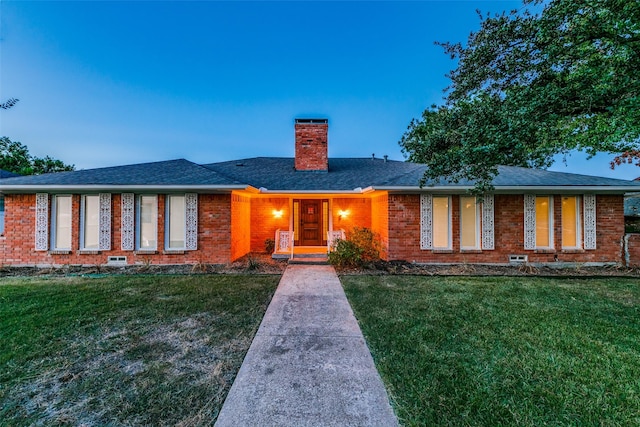 single story home featuring a lawn