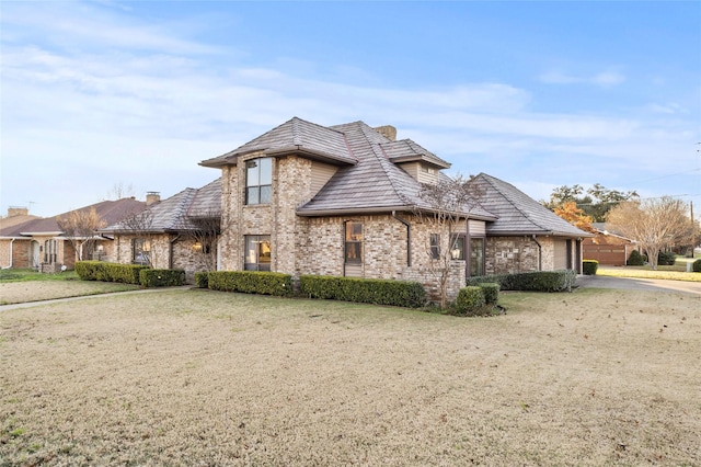 view of front of property with a front lawn