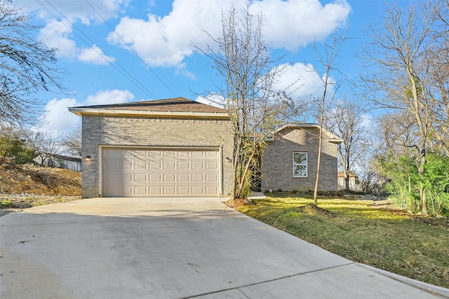 ranch-style home featuring a front lawn