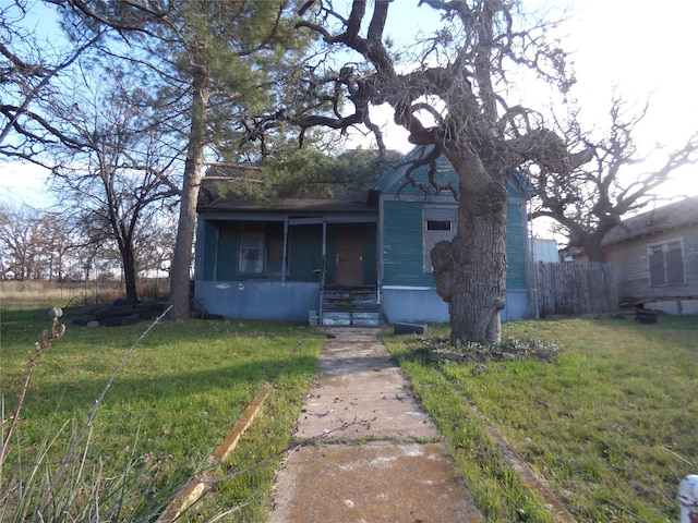 view of front facade featuring a front yard