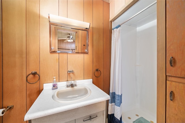 bathroom featuring a shower with shower curtain, vanity, and ceiling fan