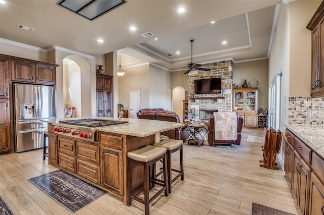 living room with ceiling fan, sink, and crown molding