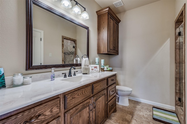 bedroom with ceiling fan, connected bathroom, and carpet flooring