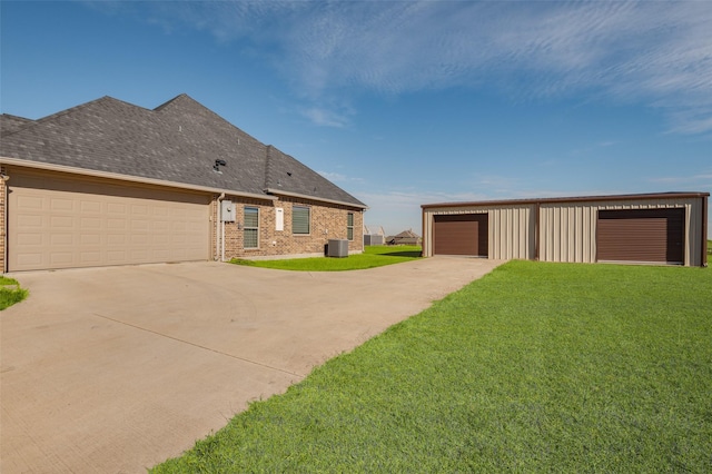 view of front of house featuring a front lawn