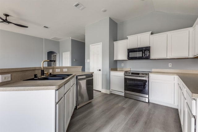 kitchen featuring appliances with stainless steel finishes, ceiling fan, sink, light hardwood / wood-style floors, and white cabinetry