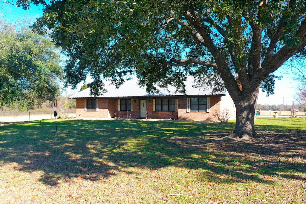 single story home with a front yard