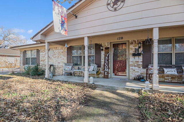 property entrance featuring a porch