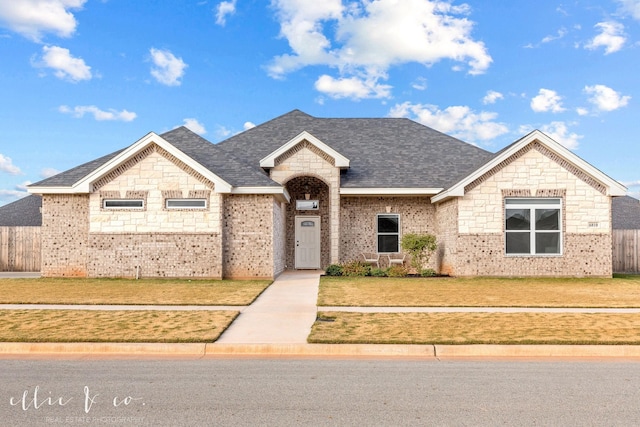 view of front of property featuring a front yard