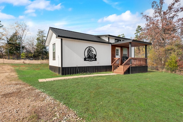 view of front of property featuring a front lawn