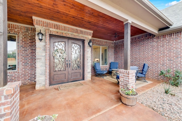 property entrance featuring a porch