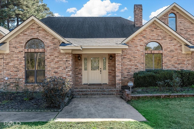 view of front of home featuring a front lawn