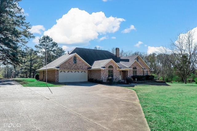 view of front facade featuring a front yard and a garage