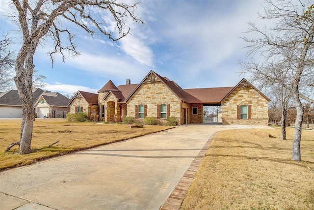 view of front of home featuring a front yard