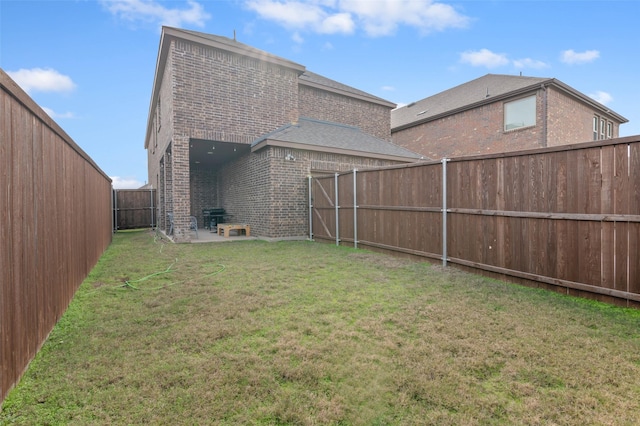 view of yard featuring a patio area