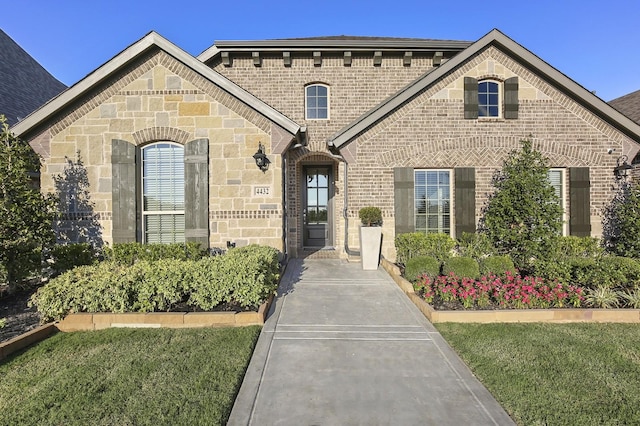 view of front of home featuring a front lawn