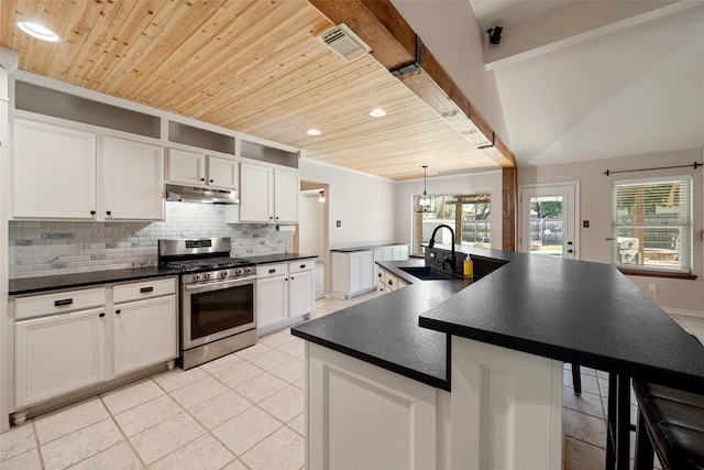 kitchen with stainless steel gas range oven, a kitchen island with sink, sink, tasteful backsplash, and white cabinetry